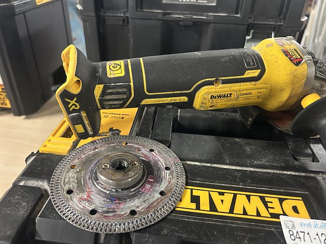 Accu haakse slijper in koffer, 1x lader dewalt, dcg405 - afbeelding 2 van  5