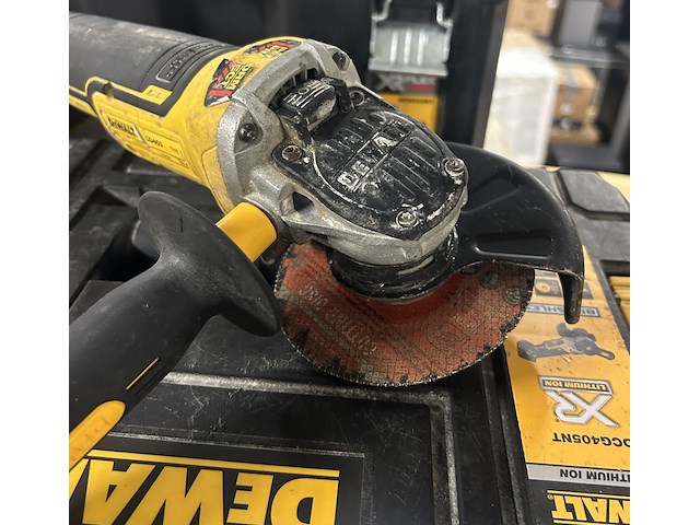 Accu haakse slijper in koffer, 1x lader dewalt, dcg405 - afbeelding 3 van  5