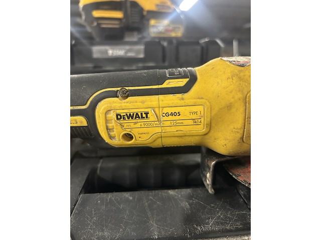 Accu haakse slijper in koffer, 1x lader dewalt, dcg405 - afbeelding 4 van  5