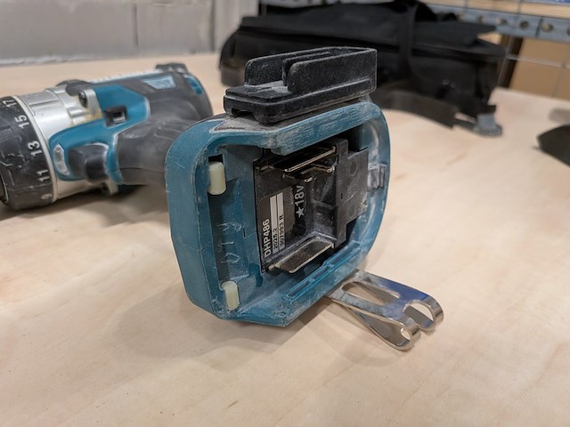 Accu haakse slijper met accu schroevendraaier, makita dg504, makita dhp486 - afbeelding 10 van  14