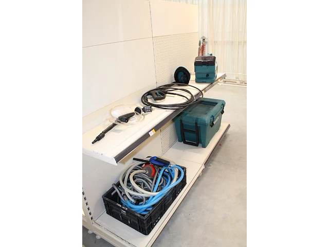 Accu hogedrukreiniger makita dhw080 met buffervat, geen accu. compleetheid onbekend - afbeelding 2 van  6