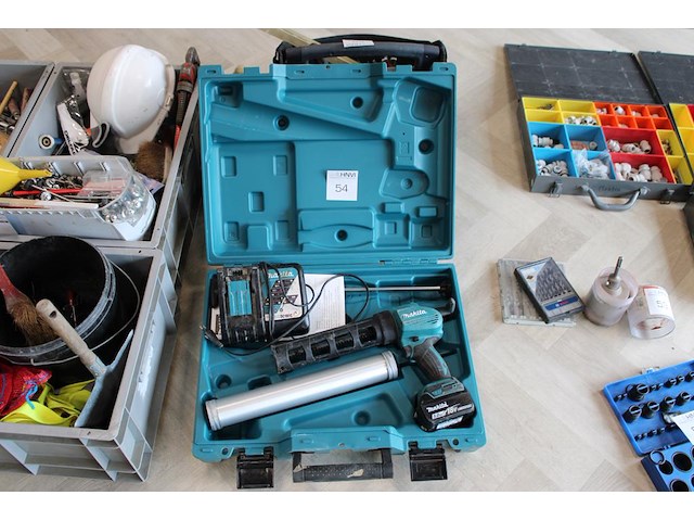 Accu kitspuit makita met accu en lader in kunststof koffer. - afbeelding 1 van  3