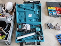 Accu kitspuit makita met accu en lader in kunststof koffer. - afbeelding 1 van  3