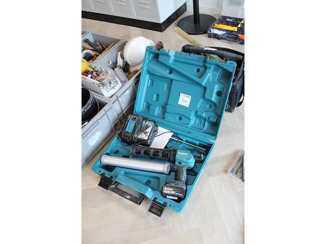 Accu kitspuit makita met accu en lader in kunststof koffer. - afbeelding 2 van  3