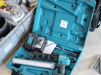 Accu kitspuit makita met accu en lader in kunststof koffer. - afbeelding 2 van  3
