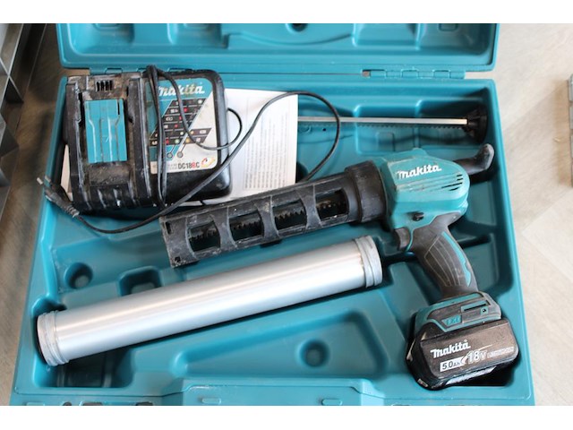 Accu kitspuit makita met accu en lader in kunststof koffer. - afbeelding 3 van  3