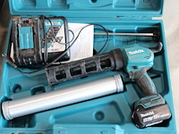 Accu kitspuit makita met accu en lader in kunststof koffer. - afbeelding 3 van  3