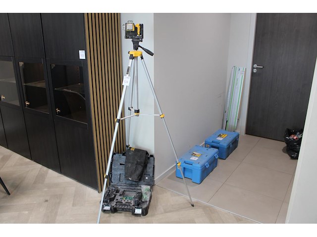Accu lijnlaser dewalt met ontvanger, meurbeugel, accu, acculader en statief. - afbeelding 1 van  3