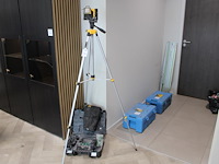 Accu lijnlaser dewalt met ontvanger, meurbeugel, accu, acculader en statief.