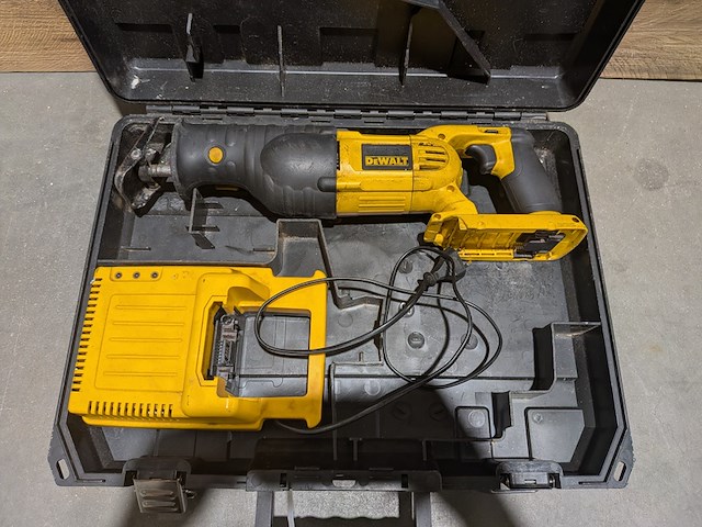 Accu reciprozaag, dewalt, dc305, incl. acculader - afbeelding 2 van  9