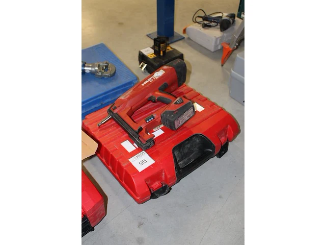 Accu schiethamer hilti bx3 met twee accu's en lader in kunststoffen koffer - afbeelding 2 van  2