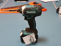 Accu schroefboormachine makita dtd152 met 5ah accu. bouwjaar 2022. - afbeelding 1 van  3