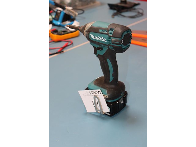 Accu schroefboormachine makita dtd152 met 5ah accu. bouwjaar 2022. - afbeelding 2 van  3