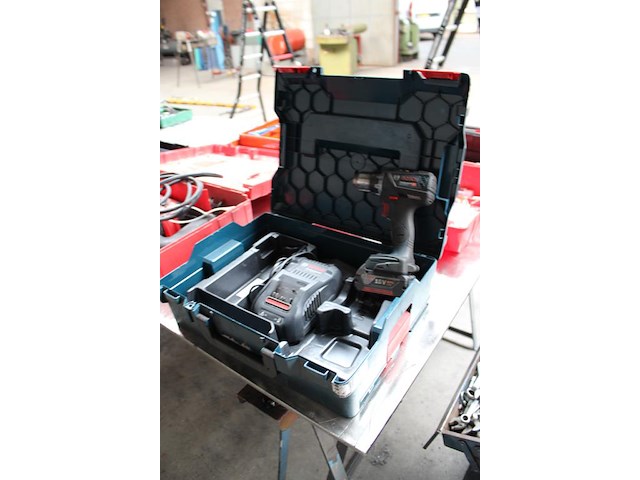 Accu schroefmachine bosch gsr 18v-60c met accu en lader in koffer. - afbeelding 2 van  2