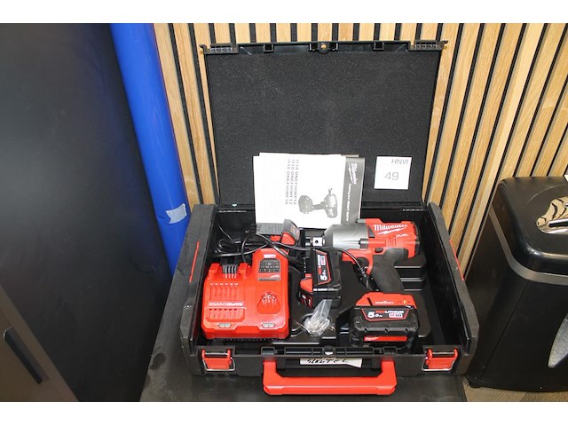 Accu slagmoersleutel millwaukee met 3 accu's en lader in kunststof koffer. - afbeelding 1 van  3
