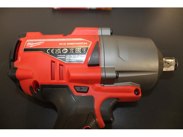 Accu slagmoersleutel millwaukee met 3 accu's en lader in kunststof koffer. - afbeelding 2 van  3