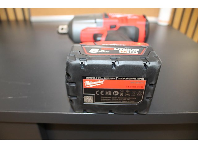 Accu slagmoersleutel millwaukee met 3 accu's en lader in kunststof koffer. - afbeelding 3 van  3