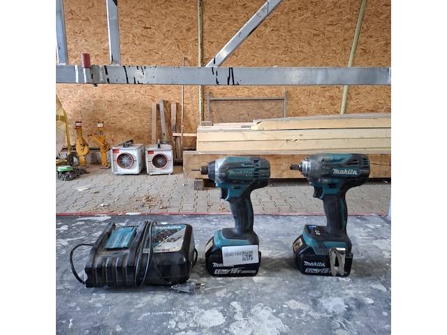 Accu slagschroevendraaier met slagmoer aanzetter makita, dtw300, bouwjaar o.a. 2022 - afbeelding 1 van  9