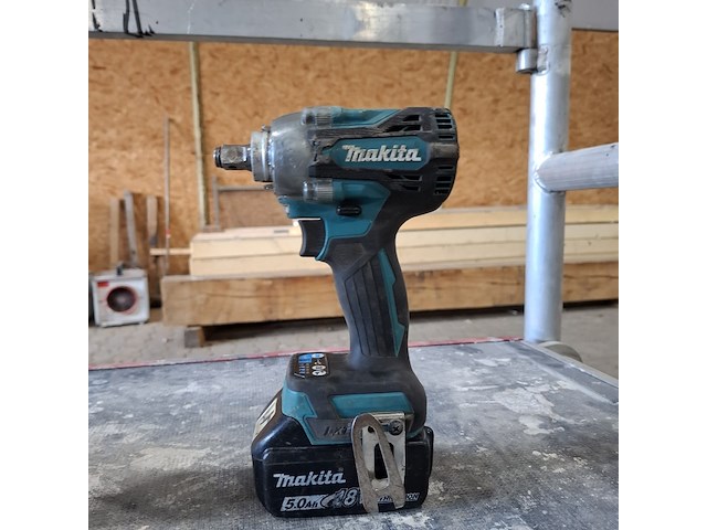 Accu slagschroevendraaier met slagmoer aanzetter makita, dtw300, bouwjaar o.a. 2022 - afbeelding 2 van  9