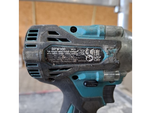 Accu slagschroevendraaier met slagmoer aanzetter makita, dtw300, bouwjaar o.a. 2022 - afbeelding 4 van  9