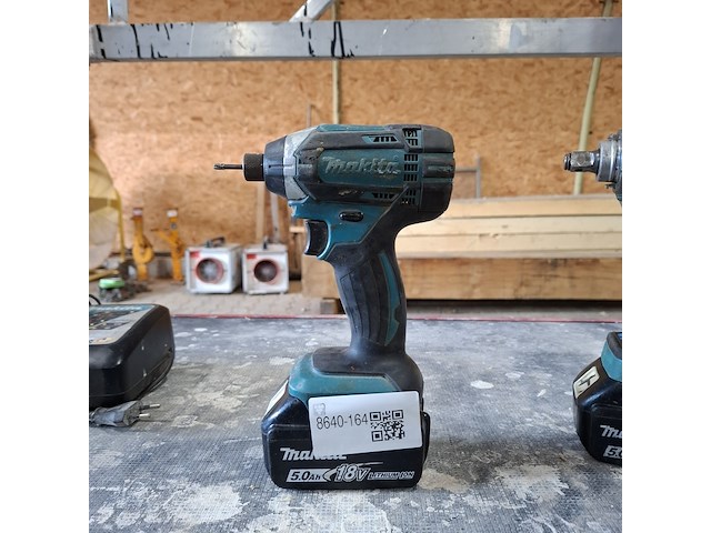 Accu slagschroevendraaier met slagmoer aanzetter makita, dtw300, bouwjaar o.a. 2022 - afbeelding 6 van  9