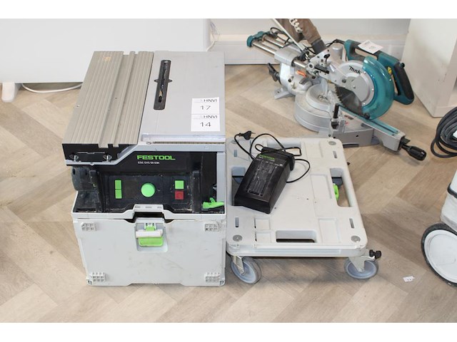 Accu zaagtafel festool csc sys 50 ebi met digitale instelling, twee accu's, lader en diverse accessoires en... onderdeel van combinatiekavel combinatiekavel festool gereedschappen kavels b013 t/m b016. zaag-en werktafel met afzuiging. - afbeelding 1 van  5