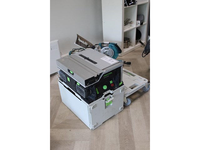 Accu zaagtafel festool csc sys 50 ebi met digitale instelling, twee accu's, lader en diverse accessoires en... onderdeel van combinatiekavel combinatiekavel festool gereedschappen kavels b013 t/m b016. zaag-en werktafel met afzuiging. - afbeelding 2 van  5