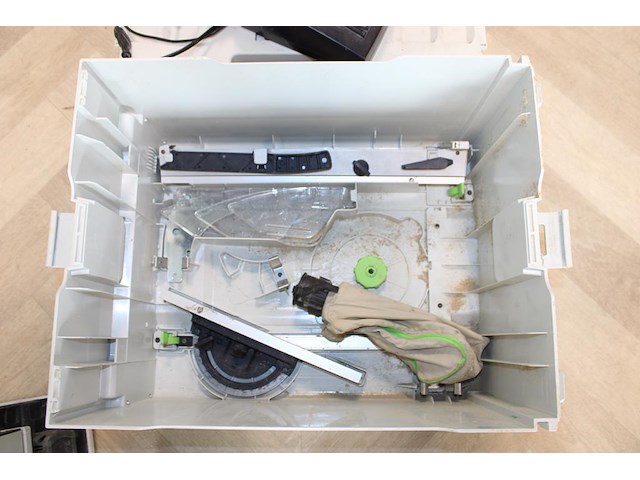 Accu zaagtafel festool csc sys 50 ebi met digitale instelling, twee accu's, lader en diverse accessoires en... onderdeel van combinatiekavel combinatiekavel festool gereedschappen kavels b013 t/m b016. zaag-en werktafel met afzuiging. - afbeelding 5 van  5