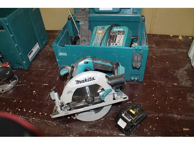 Accuhandcirkelzaag makita met accu, acculader en accessoires in mbox. - afbeelding 1 van  4