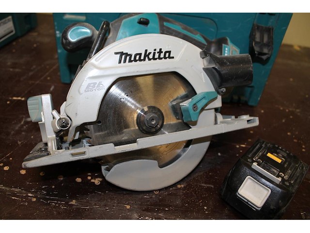 Accuhandcirkelzaag makita met accu, acculader en accessoires in mbox. - afbeelding 2 van  4
