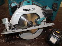 Accuhandcirkelzaag makita met accu, acculader en accessoires in mbox. - afbeelding 2 van  4