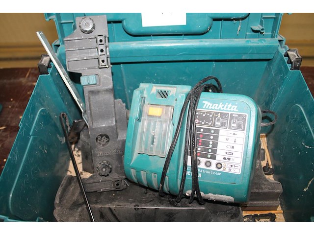 Accuhandcirkelzaag makita met accu, acculader en accessoires in mbox. - afbeelding 3 van  4