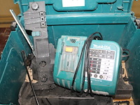 Accuhandcirkelzaag makita met accu, acculader en accessoires in mbox. - afbeelding 3 van  4