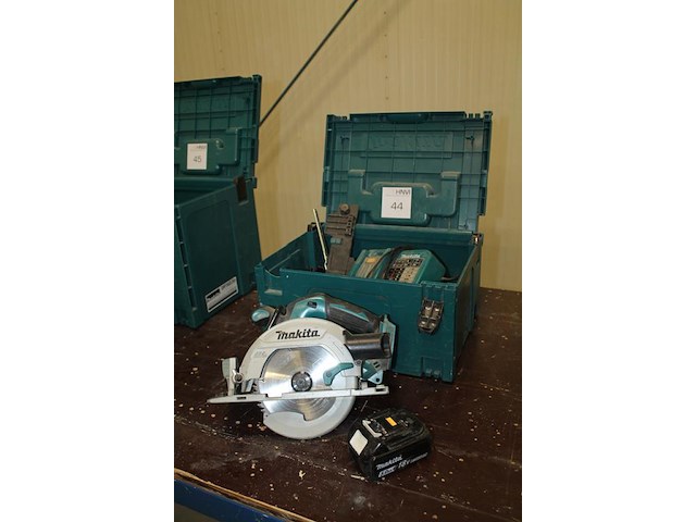 Accuhandcirkelzaag makita met accu, acculader en accessoires in mbox. - afbeelding 4 van  4