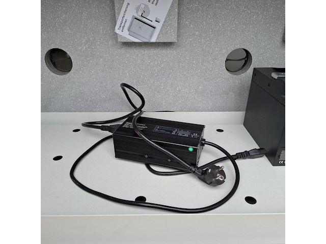 Accukast op mobiele heftafel priorit, en92u: 067-110, bouwjaar 2021 - afbeelding 7 van  11