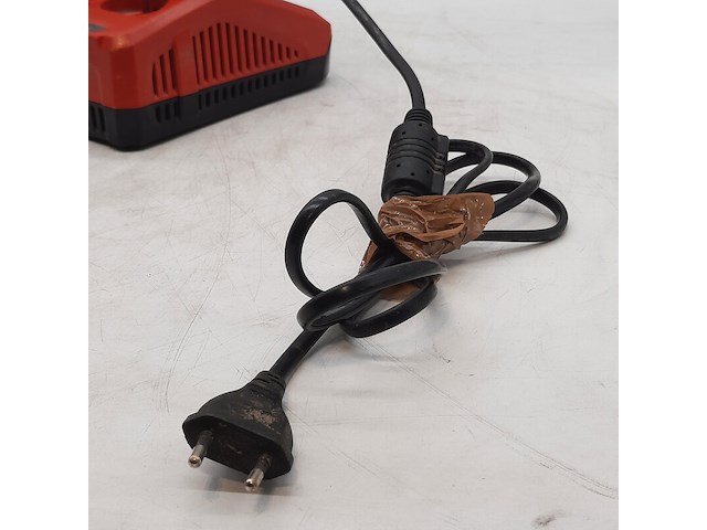 Acculader en accu, milwaukee, m12-18fc - afbeelding 6 van  6