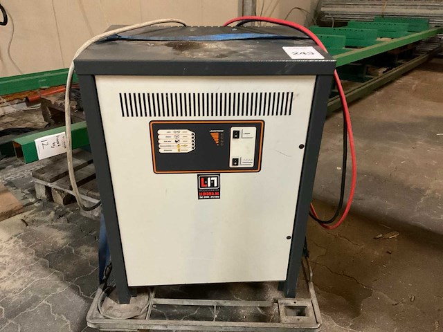 Acculader voor tractiebatterijen - afbeelding 1 van  3