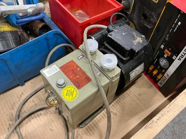 Acculaders, knijptang en divers - afbeelding 3 van  5