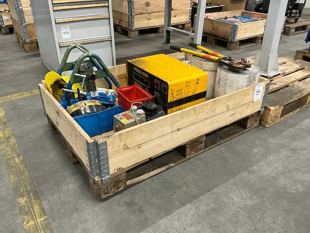 Acculaders, knijptang en divers - afbeelding 1 van  10