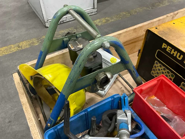 Acculaders, knijptang en divers - afbeelding 9 van  10