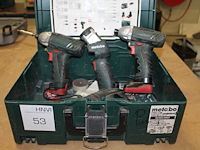 Accuset metabo bestaande uit twee schroefmachines, ledlamp, twee accu's en acculader in kunststof metabox. - afbeelding 1 van  3