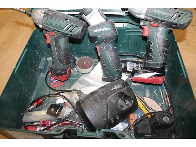 Accuset metabo bestaande uit twee schroefmachines, ledlamp, twee accu's en acculader in kunststof metabox. - afbeelding 2 van  3