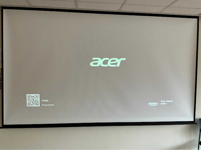 Acer beamers met elektrisch projectie scherm - afbeelding 1 van  4