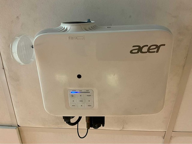 Acer beamers met elektrisch projectie scherm - afbeelding 2 van  4