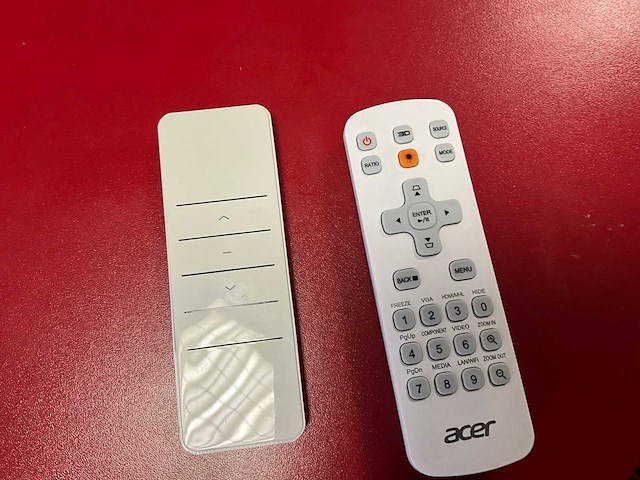 Acer beamers met elektrisch projectie scherm - afbeelding 4 van  4