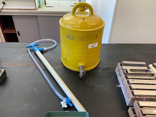Aceton vat met tap - afbeelding 1 van  2