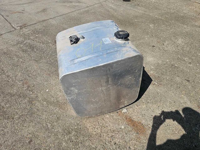 Acgb 787 - mercedes actros - brandstof tank - afbeelding 1 van  5