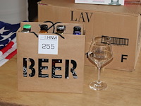 Acht bieren t krut met glas. - afbeelding 1 van  2