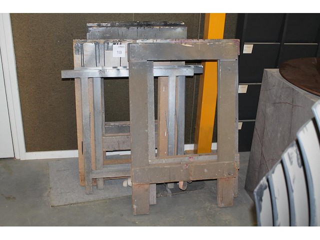 Acht bokken/schragen in diverse uitvoeringen. - afbeelding 1 van  3