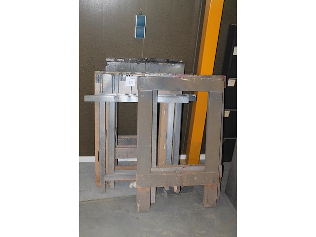 Acht bokken/schragen in diverse uitvoeringen. - afbeelding 2 van  3